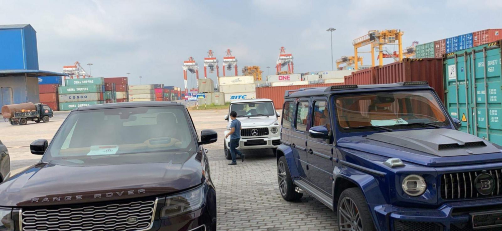 Khá bất ngờ là càng về gần cuối năm 2019, số lượng siêu xe và SUV hạng sang được mở công tại Việt Nam khá nhiều. Đỉnh điểm là có đến 4 chiếc SUV vạn người mê được mở công trong sáng ngày 27 tháng 12 năm 2019.