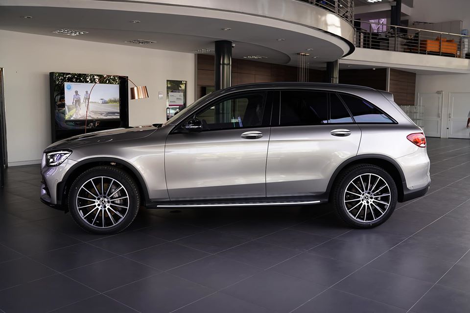 Mercedes-Benz GLC 300 4Matic 2020 sở hữu ngoại thất AMG Line cùng gói trang bị Night Package mang đến phong cách nam tính hơn. Xe có hệ thống đèn LED cho cả đèn pha và đèn hậu. Các chi tiết này đều được thiết kế lại mới so với phiên bản Mercedes-Benz GLC 300 4Matic cũ.