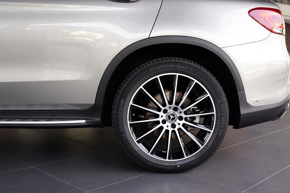 Bên cạnh đó, Mercedes-Benz GLC 300 4Matic 2020 còn có trang bị mâm xe thể thao đến từ gói ngoại thất AMG Line với kích thước 20 inch, có thiết kế đa chấu cùng 2 tông màu tương phản bạc và đen.
