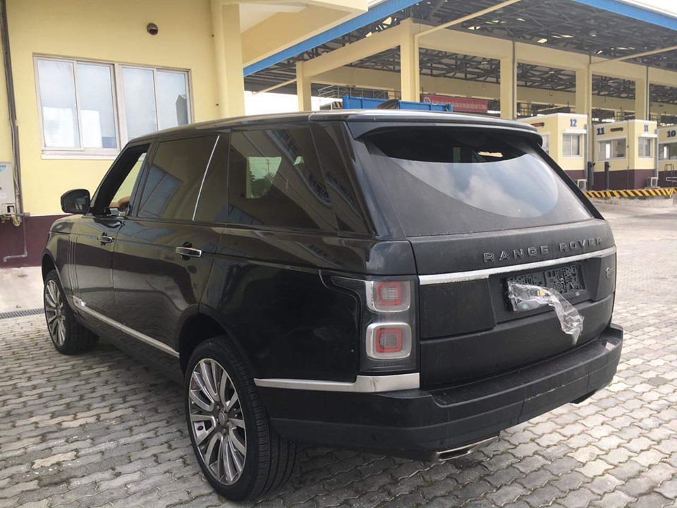 Động cơ kết hợp cùng hộp số tự động 8 cấp, nhờ đó, chiếc SUV hạng sang Range Rover SVAutobiography 2019 có khả năng tăng tốc từ vị trí xuất phát lên 100 km/h chỉ trong thời gian 5,2 giây trước khi đạt tốc độ tối đa lên tới 225 km/h. Mức tiêu thụ nhiên liệu kết hợp là 12,8 lít/100 km.