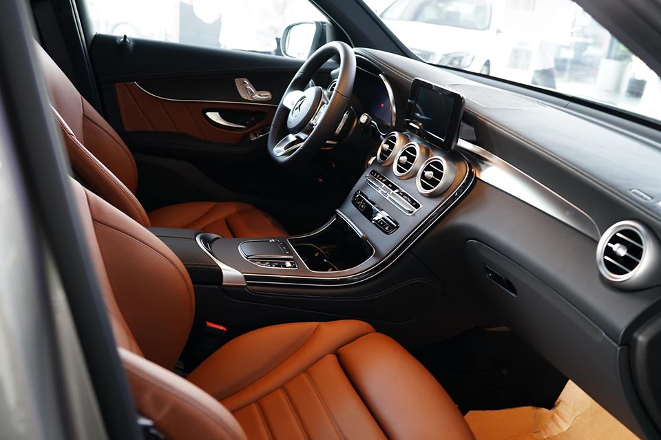Điểm ấn tượng nhất của Mercedes-Benz GLC 300 4Matic bản nâng cấp chính là sự xuất hiện của khối động cơ hoàn toàn mới. Xe được trang bị động cơ I4 tăng áp, dung tích 2.0 lít, tạo ra công suất tối đa 258 mã lực và mô-men xoắn cực đại đạt mức 370 Nm. Cùng với đó là hộp số tự động 9 cấp 9G-Tronic. Mercedes-Benz GLC 300 4Matic 2020 có thể tăng tốc từ vị trí xuất phát lên 100 km/h chỉ trong vòng thời gian 6,2 giây.