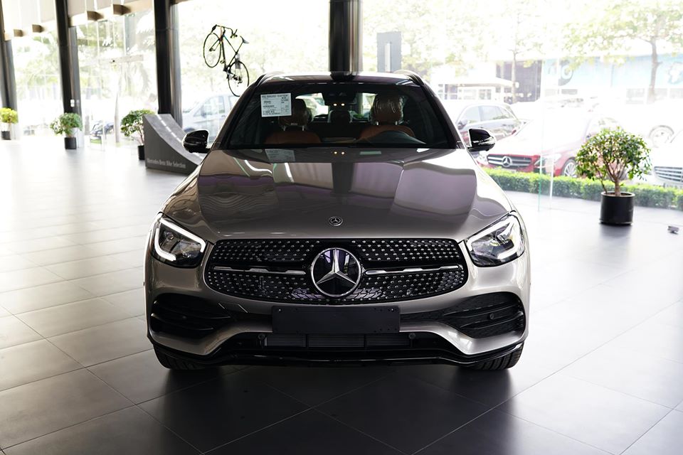 Mới đây Mercedes-Benz Việt Nam đã chính thức công bố sẽ bán ra mẫu xe SUV hạng sang Mercedes-Benz GLC 2020 bản nâng cấp từ năm sau. Hiện đơn vị này chỉ nhập khẩu về nước duy nhất phiên bản Mercedes-Benz GLC 300 4Matic 2020
