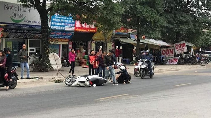 Đoạn đường qua L&ecirc; Trọng Tấn - H&agrave; Đ&ocirc;ng chứng kiến nhiều người điều khiển xe m&aacute;y ng&atilde; x&otilde;ng xo&agrave;i s&aacute;ng ng&agrave;y 27/12