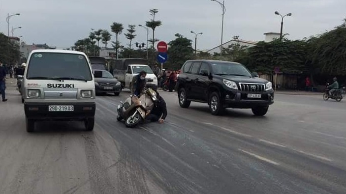Đường trơn như b&ocirc;i mỡ, nhiều xe hai b&aacute;nh ng&atilde; ra đường rất nguy hiểm