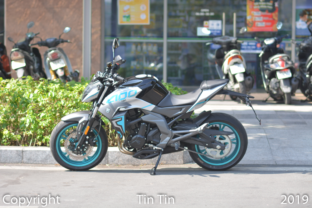 C&oacute; thể thấy, ở mẫu xe CFMoto 400NK, h&atilde;ng m&ocirc; t&ocirc; đến từ Trung Quốc kh&ocirc;ng thể dựa v&agrave;o chi&ecirc;u b&agrave;i quen thuộc l&agrave; gi&aacute; để c&acirc;u kh&aacute;ch, thay v&agrave;o đ&oacute; l&agrave; ở trải nghiệm l&aacute;i, độ an to&agrave;n cũng như c&aacute;ch tiếp cận truyền th&ocirc;ng đến c&aacute;c bạn trẻ ra sao.