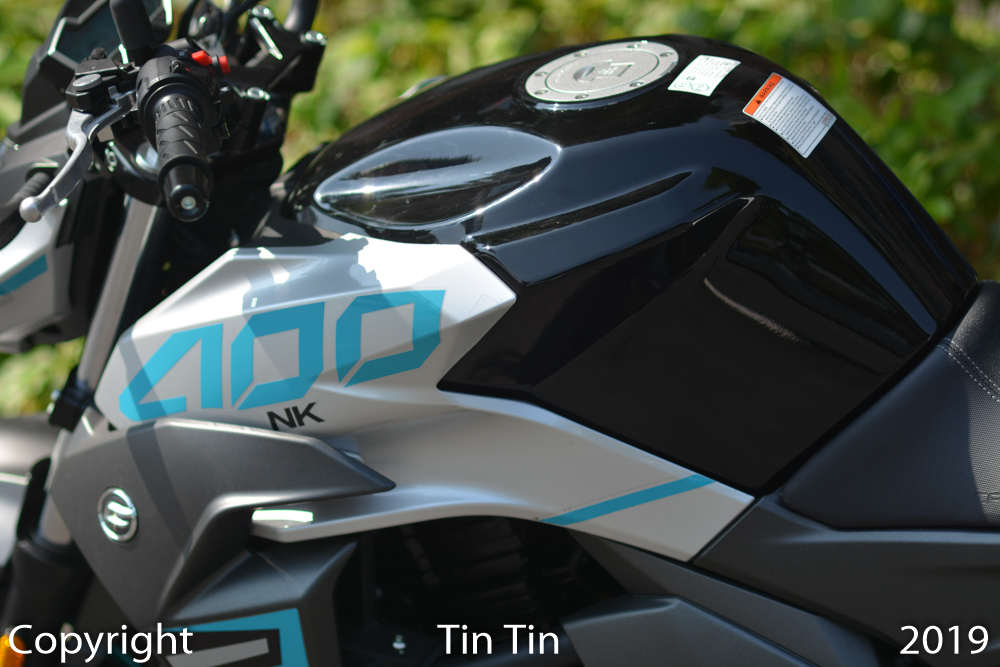 CFMoto 400NK c&oacute; dung t&iacute;ch b&igrave;nh xăng l&ecirc;n đến 17 l&iacute;t. Trọng lượng xe l&agrave; 206 kg.