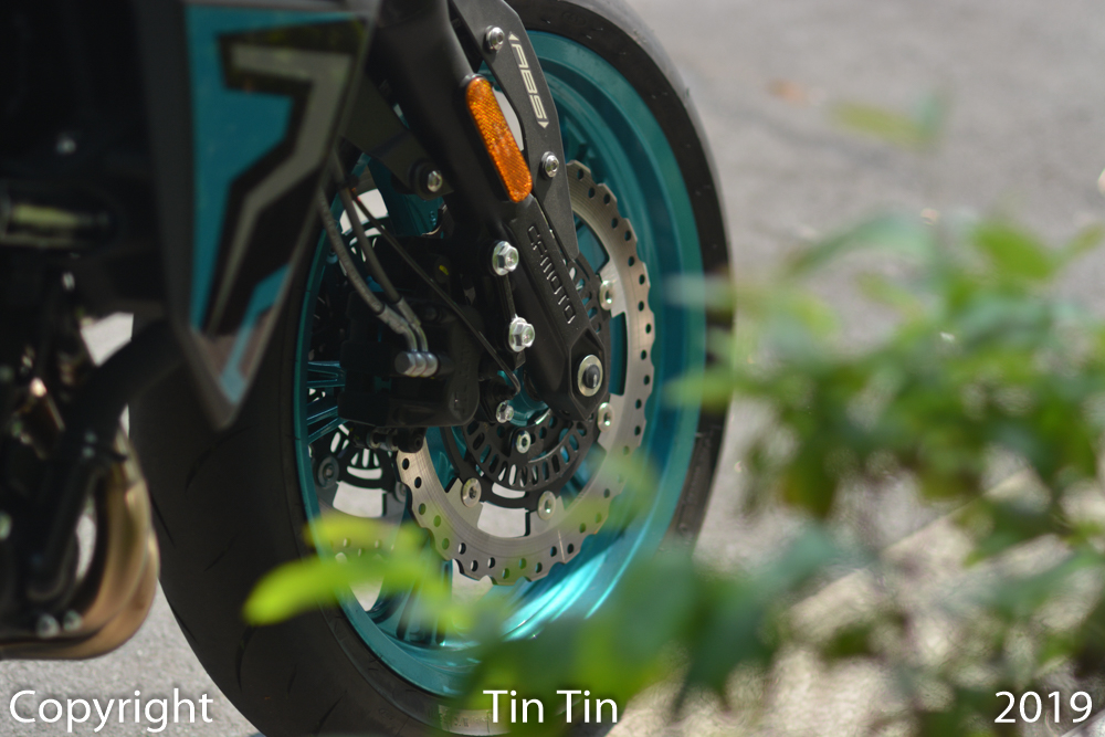 Để k&igrave;m h&atilde;m khối động cơ 400 ph&acirc;n khối cho chiếc naked bike của m&igrave;nh, h&atilde;ng m&ocirc; t&ocirc; Trung Quốc trang bị cho CFMoto 400NK phanh đĩa k&eacute;p ở b&aacute;nh trước c&oacute; k&iacute;ch thước 300 mm