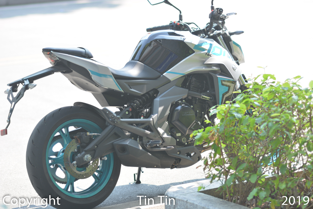 Mẫu xe naked bike CFMoto 400NK c&oacute; số đo 3 v&ograve;ng tổng thể bao gồm chiều d&agrave;i 2.114 mm, rộng 757 mm v&agrave; chiều cao 1.100 mm