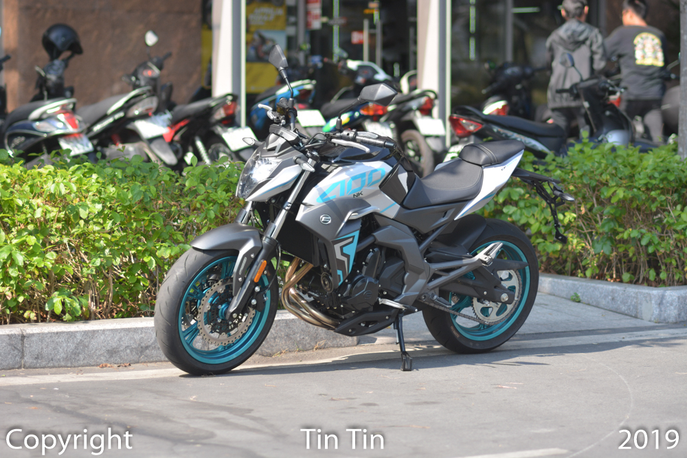 Mẫu naked bike Trung Quốc sẽ cạnh tranh trực tiếp c&ugrave;ng với Kawasaki Z400. Được biết, gi&aacute; xe CFMoto 400NK bắt đầu tại Việt Nam l&agrave; 135 triệu đồng. Mức gi&aacute; n&agrave;y đắt hơn chỉ 14 triệu đồng so với Kawasaki Z400. Nhưng đối thủ của CFMoto 400NK lại c&oacute; thương hiệu v&agrave; trở th&agrave;nh lựa chọn h&agrave;ng đầu khi c&aacute;c bạn trẻ muốn mua d&ograve;ng xe naked bike 400 ph&acirc;n khối.