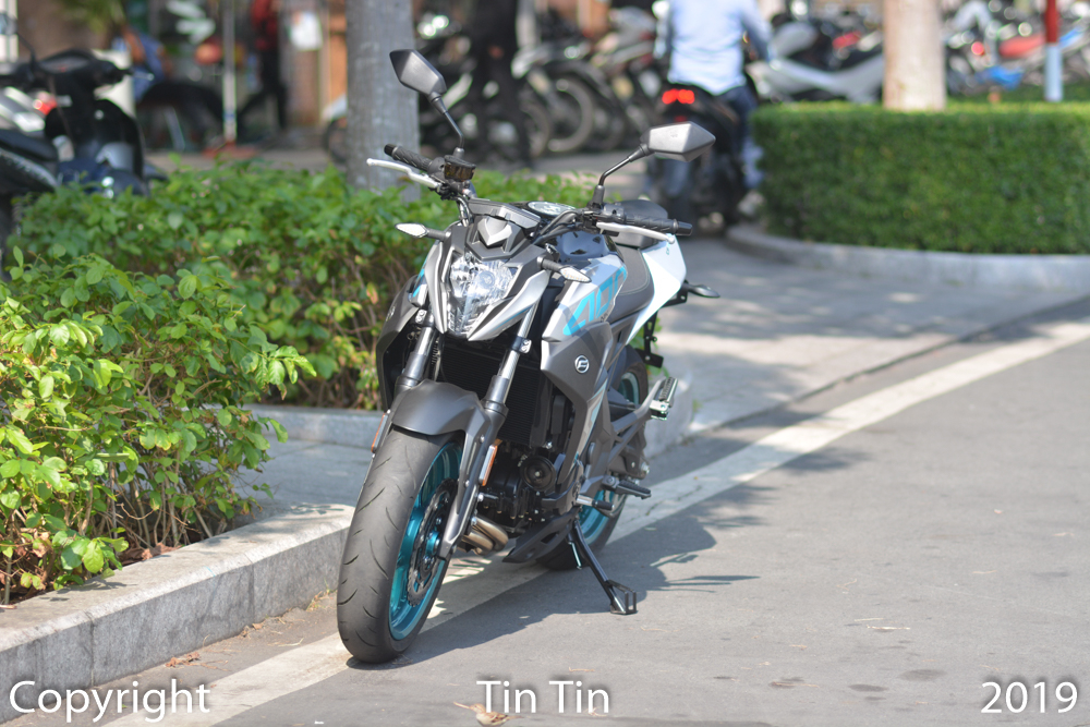 Việc h&atilde;ng CFMoto đến từ Trung Quốc c&oacute; đại l&yacute; ch&iacute;nh h&atilde;ng tại Việt Nam trong th&aacute;ng cuối c&ugrave;ng của năm 2019 đ&atilde; g&acirc;y x&ocirc;n xao giới chơi xe trong nước. Trong số 4 mẫu xe được trưng b&agrave;y v&agrave; cho kh&aacute;ch h&agrave;ng chạy thử tại S&agrave;i th&agrave;nh, mẫu xe naked bike CFMoto 400NK trở th&agrave;nh sự quan t&acirc;m lớn.
