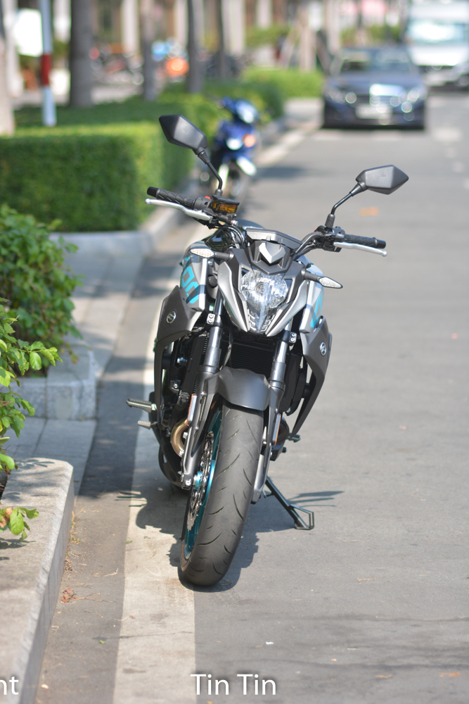 So với đối thủ ch&iacute;nh l&agrave; Kawasaki Z400, mẫu naked bike Trung Quốc c&oacute; gi&aacute; b&aacute;n ch&ecirc;nh lệch kh&ocirc;ng qu&aacute; nhiều. Kh&ocirc;ng những thế, CFMoto 400NK c&ograve;n c&oacute; c&ocirc;ng suất yếu hơn Kawasaki Z400 đến 4 m&atilde; lực.