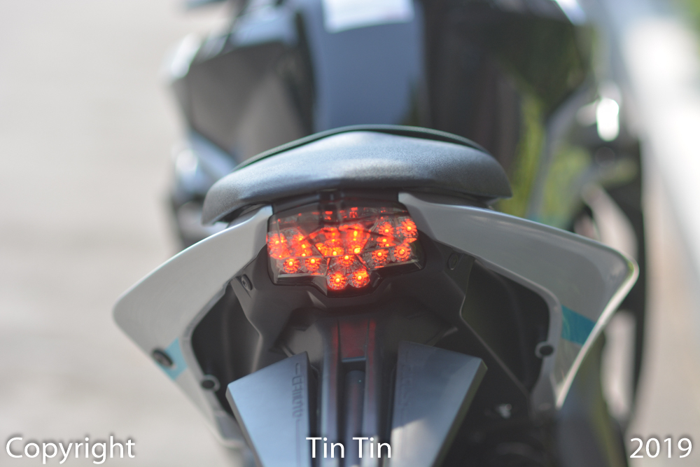 C&ograve;n đ&acirc;y l&agrave; đ&egrave;n hậu của mẫu naked bike Trung Quốc CFMoto 400NK 
