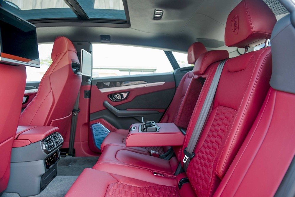 Còn đây là nội thất của chiếc Lamborghini Urus thứ 3 chính hãng