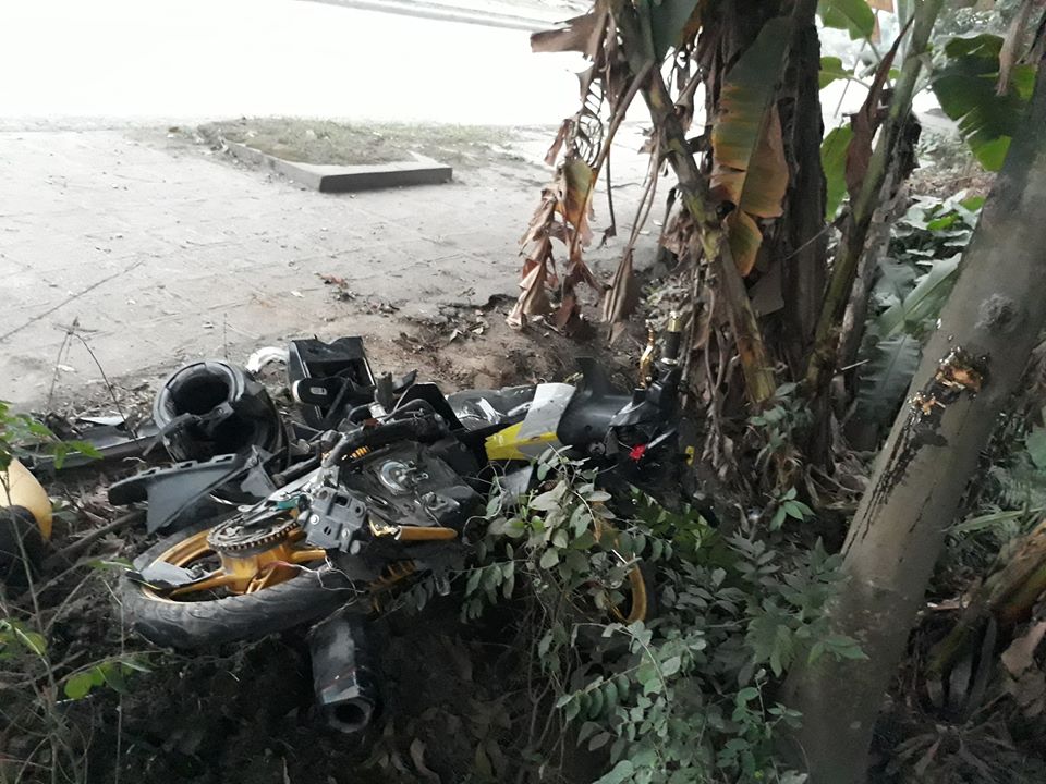 Chiếc xe m&aacute;y đ&atilde; t&ocirc;ng v&agrave;o gốc c&acirc;y b&ecirc;n đường khiến người điều khiển bị thương nặng