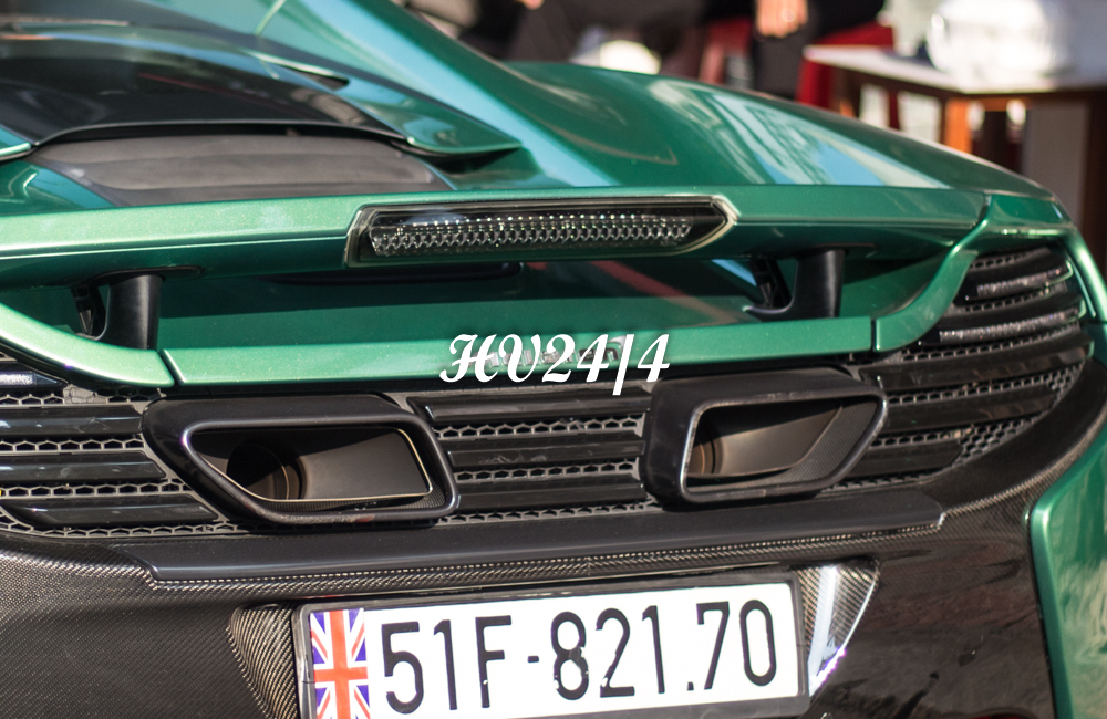 Động cơ kết hợp với hộp số 7 cấp SSG, nhờ đó, McLaren 650S Spider có thể tăng tốc từ vị trí xuất phát lên 100 km/h trong vòng 3 giây trước khi đạt vận tốc tối đa 328 km/h. Chiếc siêu xe mui trần McLaren 650S Spider của chồng Diệp Lâm Anh còn được thay ống xả độ của hãng IPE nhằm mang đến tiếng thở ấn tượng hơn so với trước.