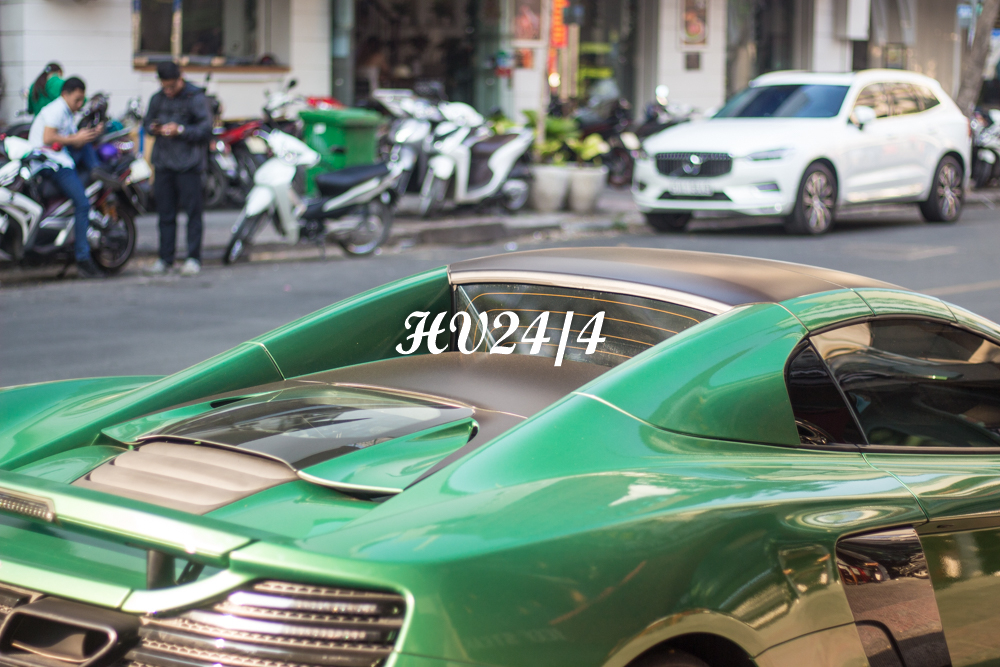 McLaren 650S Spider của chồng Diệp Lâm Anh là phiên bản mui trần và sở hữu kiểu mui xếp cứng có thể đóng hoặc mở mui trong thời gian 16 giây.