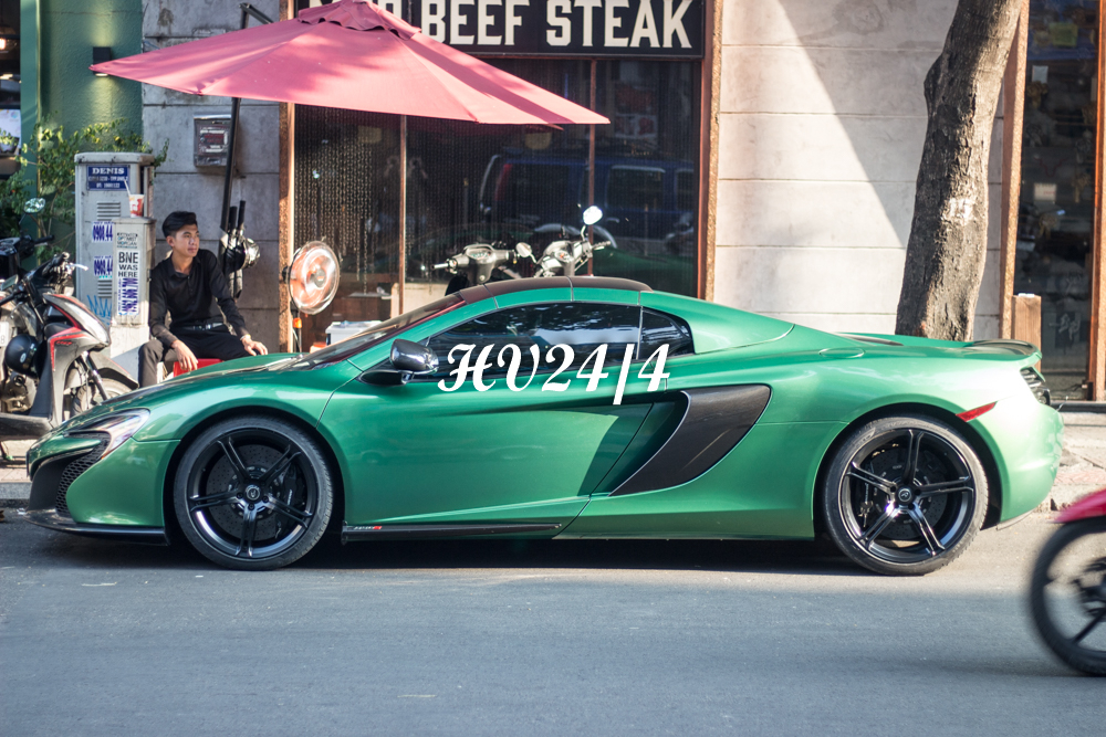 Thực tế ra, chiếc siêu xe mui trần McLaren 650S Spider màu xanh lá cây mới xuất hiện trên đường Ngô Đức Kế vào chiều nay là một sản phẩm của quá trình thay áo bằng phương pháp sơn lột. Cách chơi này còn rất kén chọn các đại gia Việt tìm đến để thay áo cho siêu xe.