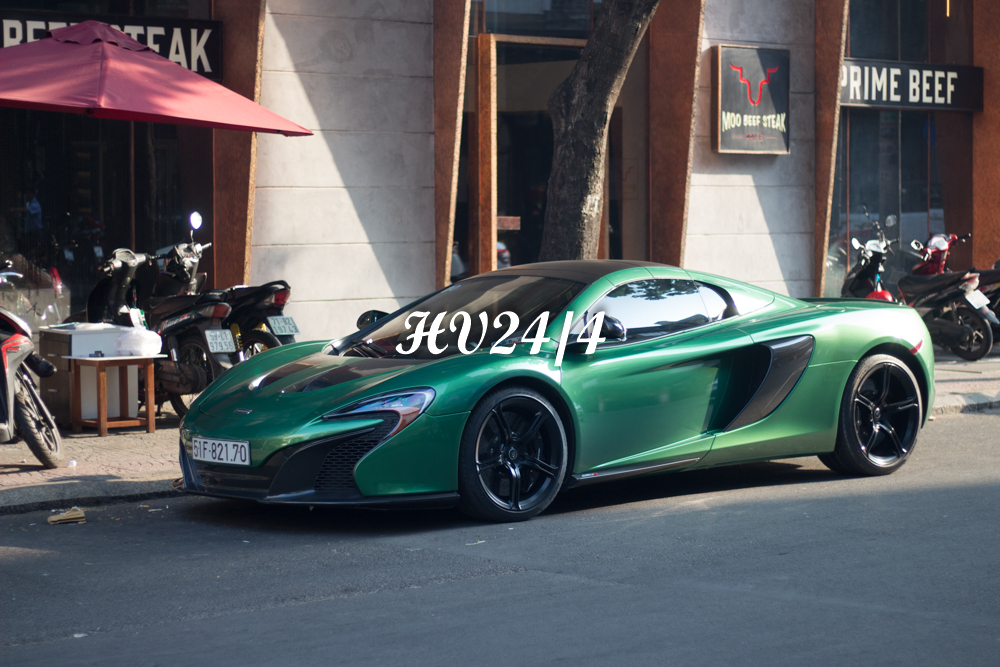 Quá trình sơn đổi màu cho siêu xe mui trần McLaren 650S Spider này mất hơn 2 ngày làm việc. Trước đó, chồng Diệp Lâm Anh cũng đã chọn cách thay áo bằng màu sơn lột cho chiếc xe siêu sang Mercedes-Maybach S450 4Matic trị giá hơn 7 tỷ đồng