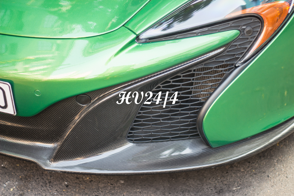 Ngoài ra, chiếc siêu xe mui trần McLaren 650S Spider của chồng Diệp Lâm Anh còn có nhiều chi tiết bằng carbon bóng nguyên bản theo xe để tạo điểm nhấn với bộ áo xanh lá của xe. Đơn cử như toàn bộ cản va trước của xe bằng carbon.