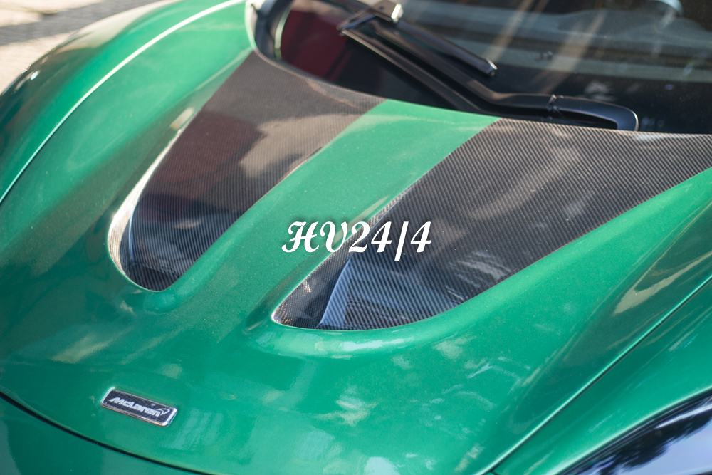 Phần nắp capô độ McLaren P1 này của siêu xe McLaren 650S Spider nhà chồng Diệp Lâm Anh đã được sơn lại thành màu xanh lá, chỉ chừa lại 2 hốc gió bằng carbon để tạo điểm nhấn