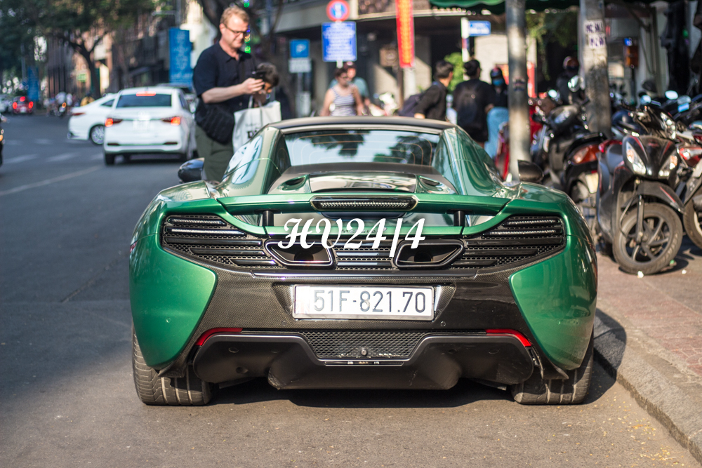 Chiếc siêu xe mui trần McLaren 650S Spider màu trắng của chồng Diệp Lâm Anh đã được khoác lên mình bộ áo tươi mới màu xanh lá cây bằng phương pháp sơn lột còn khá kén chọn các đại gia chơi. Có thể thấy, không ít bạn trẻ và cả những du khách nước ngoài liên tục chụp ảnh chiếc siêu xe McLaren 650S Spider này.