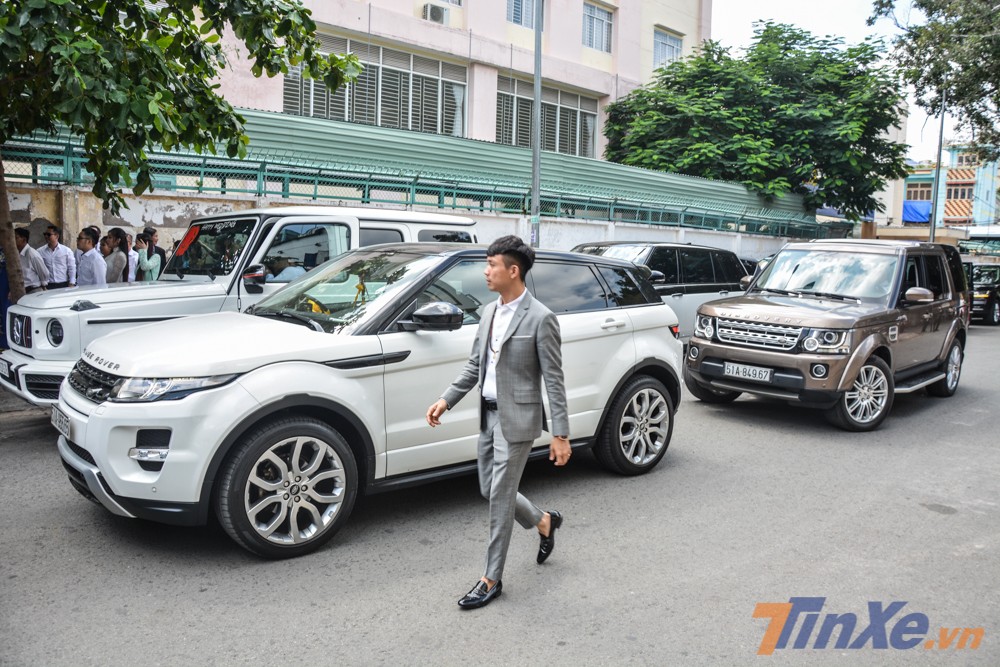 Minh Nhựa điều động hơn 15 chiếc SUV Range Rover của bạn b&egrave; v&agrave; gia đ&igrave;nh để l&agrave;m xe đưa d&acirc;u cho con g&aacute;i