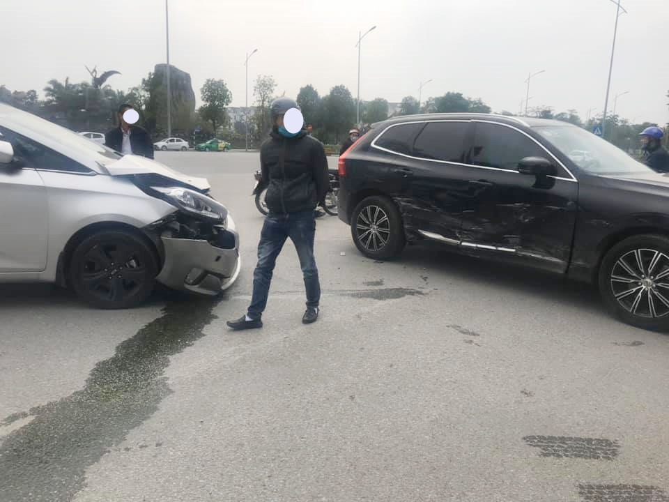 Chiếc xe Kia t&ocirc;ng v&agrave;o b&ecirc;n h&ocirc;ng xe Volvo
