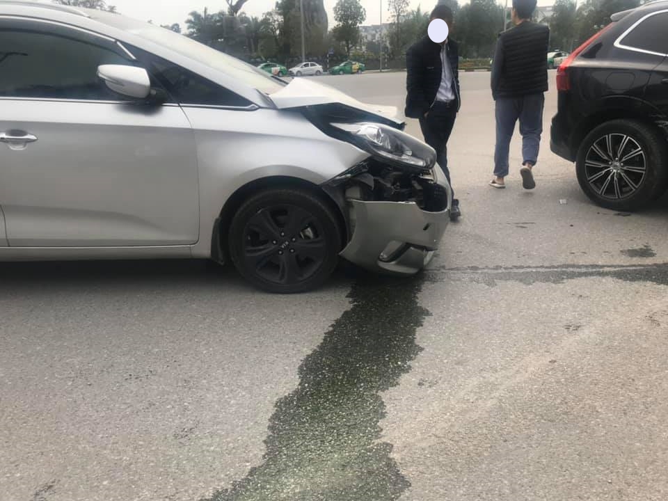 Thiệt hại của chiếc xe Kia m&agrave;u bạc