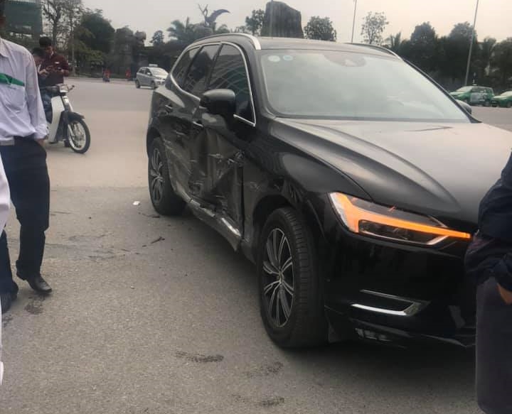 Xe Volvo bị m&oacute;p cửa ph&iacute;a b&ecirc;n ghế phụ v&agrave; cửa sau
