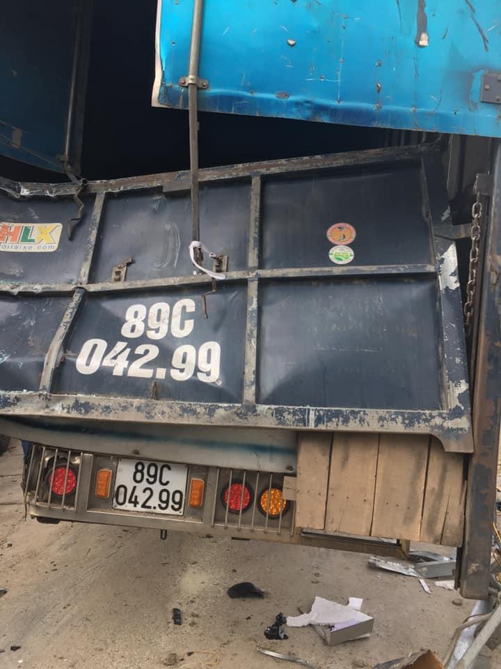 Chiếc &ocirc; t&ocirc; tải 89C-042.99 bị bẹp d&uacute;m th&ugrave;ng chở h&agrave;ng