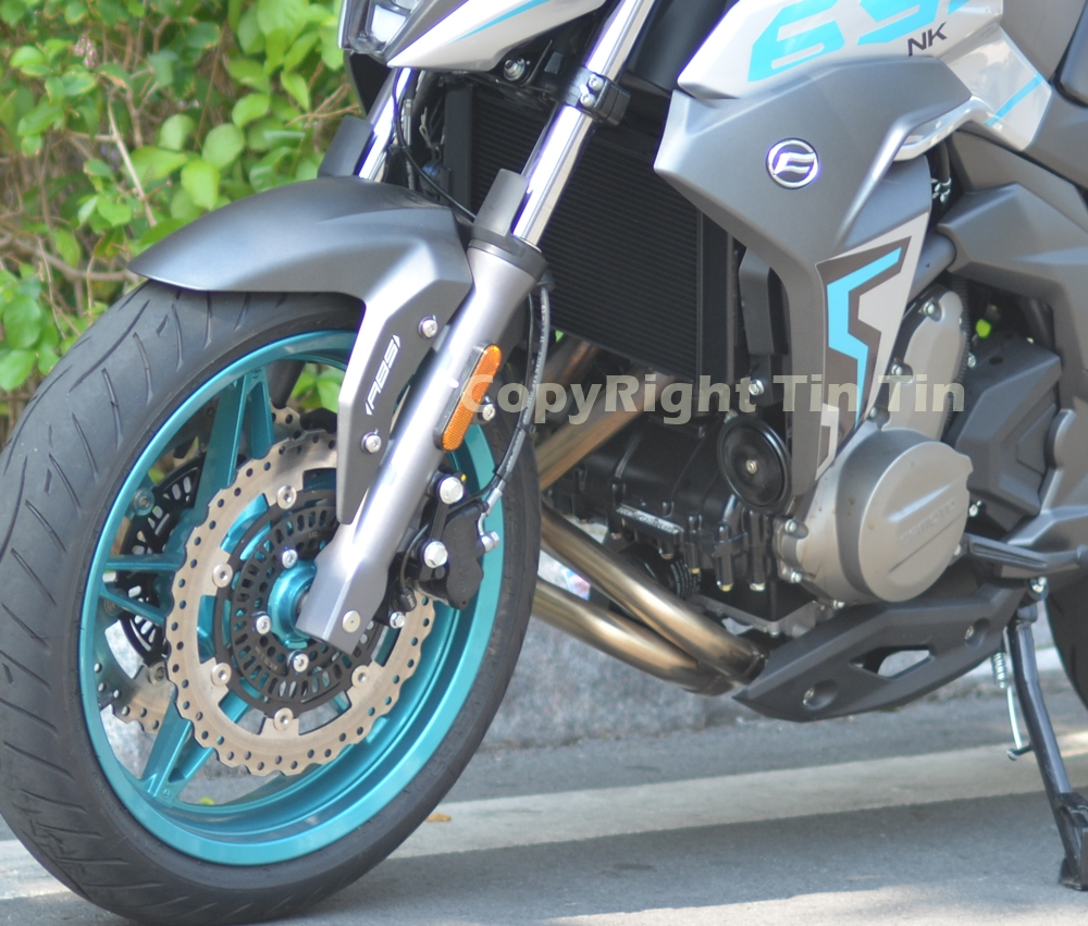 Mẫu naked bike Trung Quốc, CFMoto 650NK có phuộc treo trước loại KYB với đường kính là 41 mm và chiều dài của phuộc là 120 mm.
