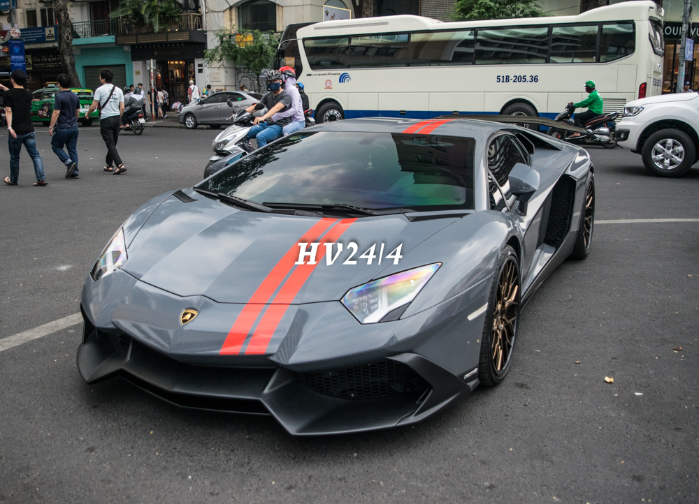 Sau khi trải nghiệm nhiều chiếc siêu xe khác nhau từ Audi R8 V10 Plus, McLaren 570S cho đến Lamborghini Huracan LP610-4 độ Verona Edizione của hãng độ Vorsteiner, Công tử Bạc Liêu này đã sắm chiếc Lamborghini Aventador độ body kit LP720-4 50º Anniversario có một không hai tại Việt Nam.