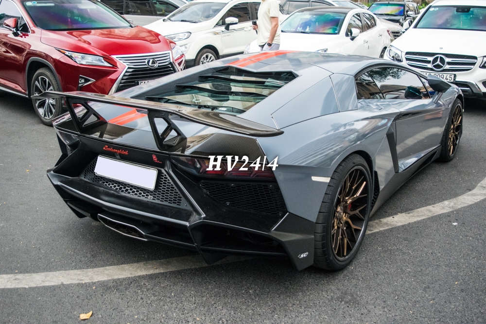 Khi siêu xe Lamborghini Aventador LP700-4 chạy với tốc độ hơn 80 km/h, cánh gió sau sẽ tự động được nâng lên để giúp xe tăng lực ép xuống mặt đường. Tuy nhiên, chủ nhân cũng có thể điều chỉnh nâng hoặc hạ cánh gió đuôi này qua một nút điều khiển bên trong khoang lái. 