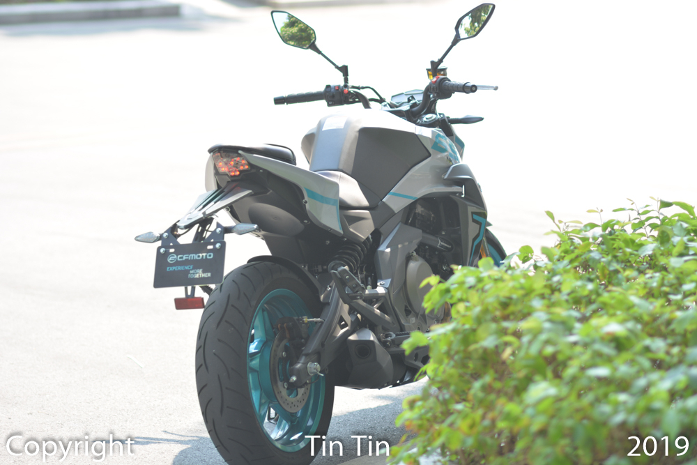 CFMoto 650NK có các kích thước cơ bản như chiều dài 2.120 mm, chiều rộng 780 mm và cao 1.100 mm.