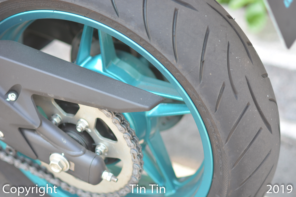 CFMoto 650NK sử dụng vành 17 inch sơn màu xanh ngọc đẹp mắt, bao bọc bộ mâm này là lốp trước có kích thước 120/70 và phía sau là 160/60