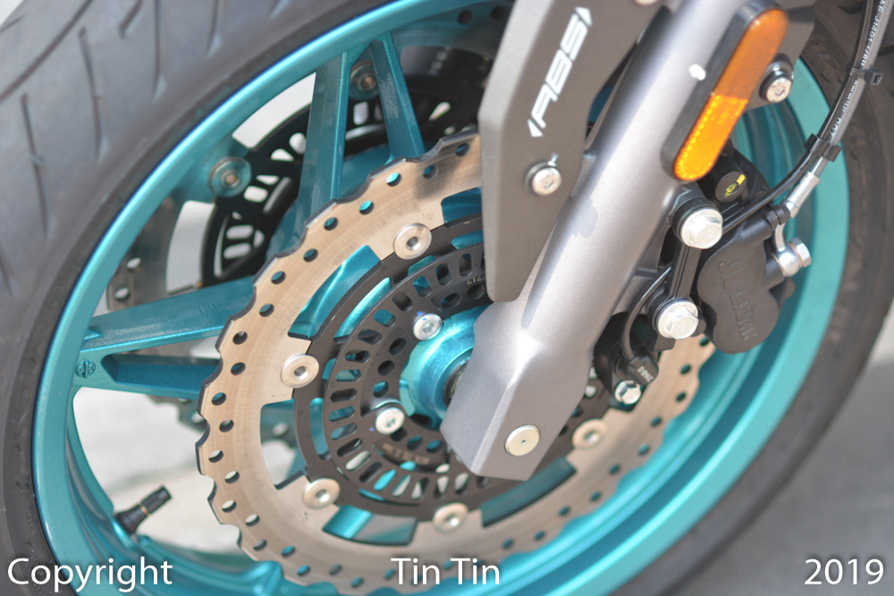 Để kìm hãm khối động cơ 650 phân khối cho chiếc naked bike của mình, hãng mô tô Trung Quốc trang bị cho CFMoto 650NK phanh đĩa kép ở bánh trước có kích thước 300 mm và phanh đĩa đơn cho bánh sau có kích thước 220 mm. Xe có hệ thống chống bó cứng phanh ABS.