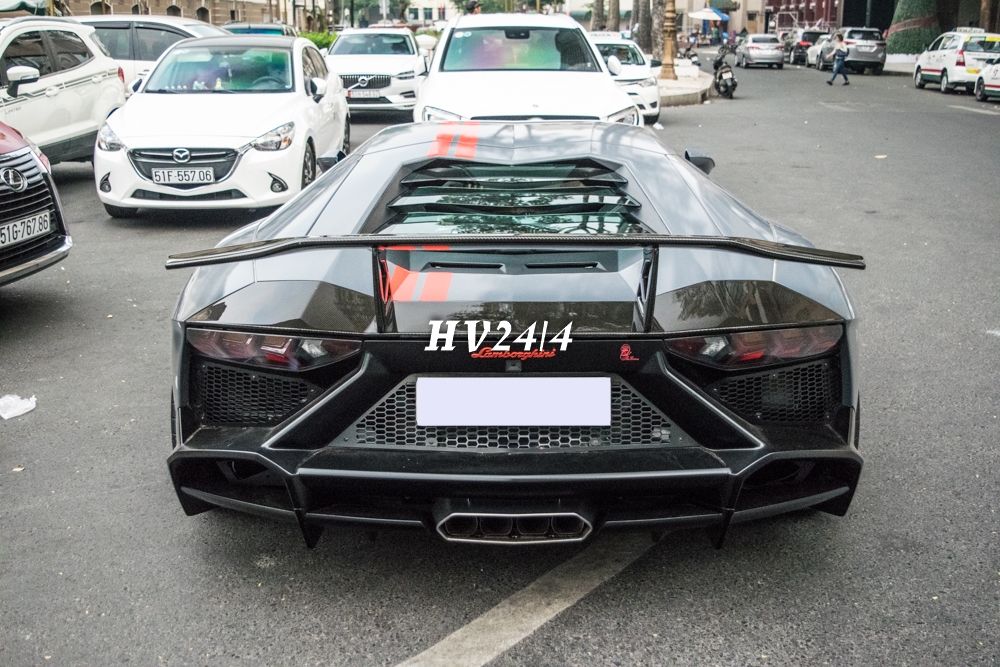 Xe được chủ nhân sơn lại dòng chữ Lamborghini thành màu đỏ