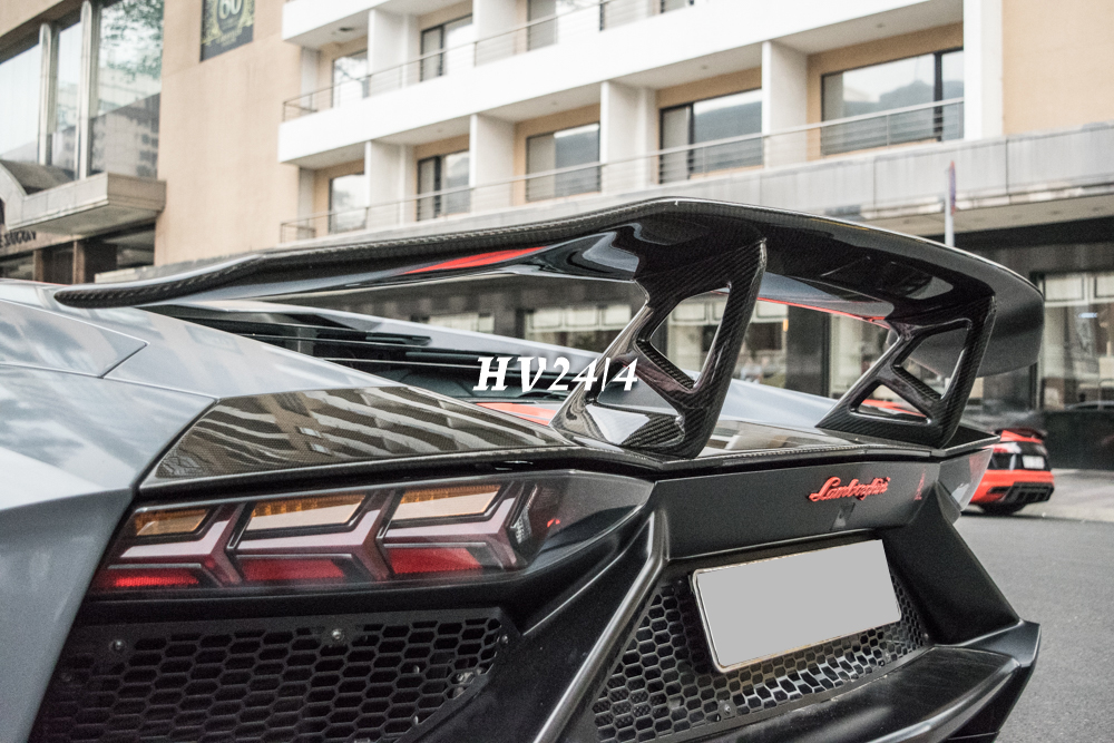 Ngoài ra, phần đuôi siêu xe này cũng được nâng cấp theo body kit Lamborghini Aventador LP720-4 50º Anniversario với các hốc gió cắt xẻ cá tính, cản va sau hầm hố hơn