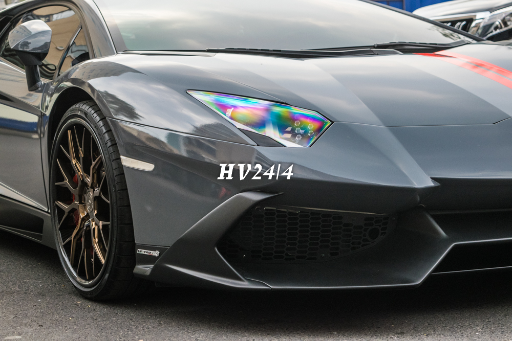 Khác với những chiếc siêu xe Lamborghini Aventador LP700-4 lăn bánh tại Việt Nam, phần cản va trước và hốc gió của siêu bò này được nâng cấp lên bộ body kit bản giới hạn LP720-4 50º Anniversario mang đến cái nhìn rất hầm hố và bắt mắt.