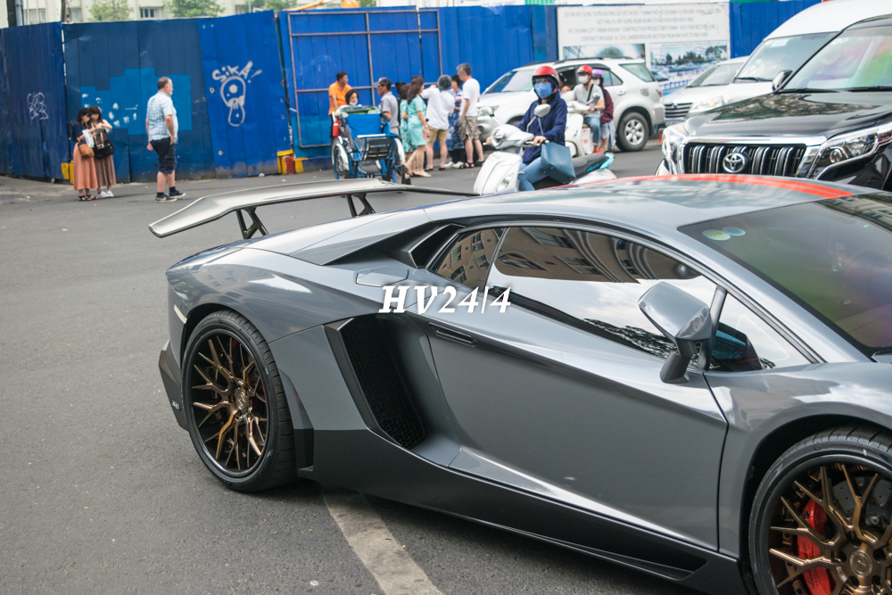 Bên hông xe cũng có nẹp sườn và hốc gió mới theo phiên bản giới hạn Lamborghini Aventador LP720-4 50º Anniversario vốn chỉ sản xuất 100 chiếc trên toàn thế giới.