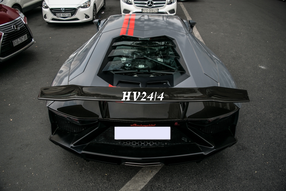 Những chi tiết thay mới theo bộ body kit Lamborghini Aventador LP720-4 50º Anniversario trên siêu xe Lamborghini Aventador LP700-4 được sơn lại màu đen nhám. 