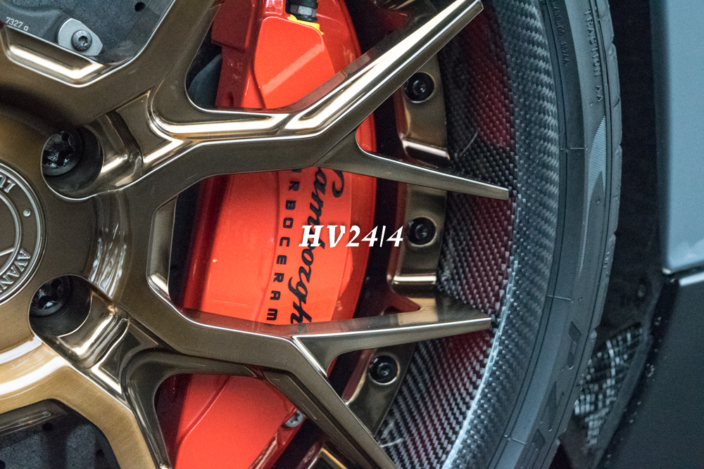 Điểm ấn tượng nhất là cách phối màu mâm này là vàng xước và carbon kết hợp cùng kẹp phanh màu đỏ trên chiếc siêu xe Lamborghini Aventador LP700-4 độ body kit LP720-4 50º Anniversario độc nhất vô nhị tại Việt Nam.