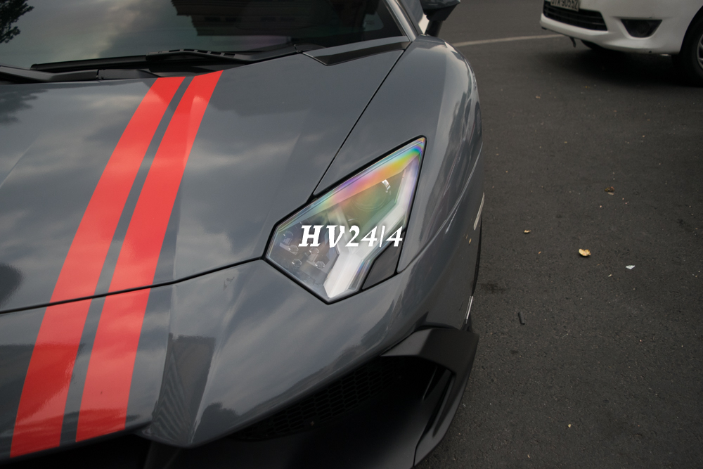 Một số điểm nhấn trên chiếc siêu xe Lamborghini Aventador LP700-4 độ body kit Lamborghini Aventador LP720-4 50º Anniversario còn có các sọc màu đỏ bắt mắt.
