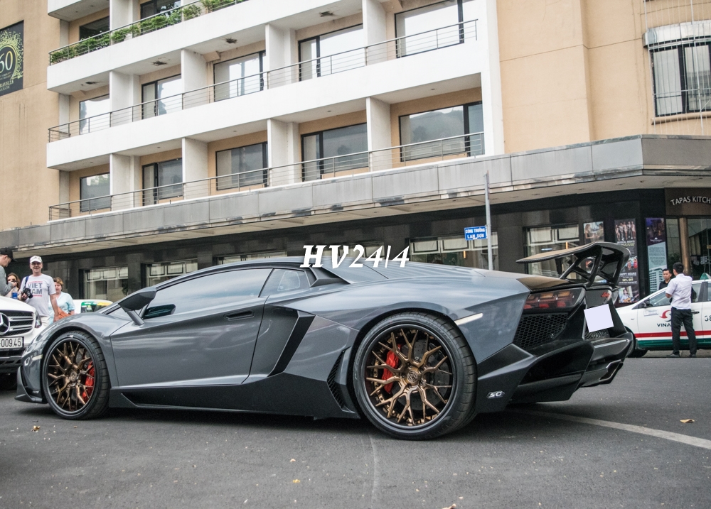 Xe khoác áo màu xám xi-măng cùng tông đen và bộ body kit LP720-4 50º Anniversario có một không hai tại Việt Nam được sơn đen nhám rất cá tính.