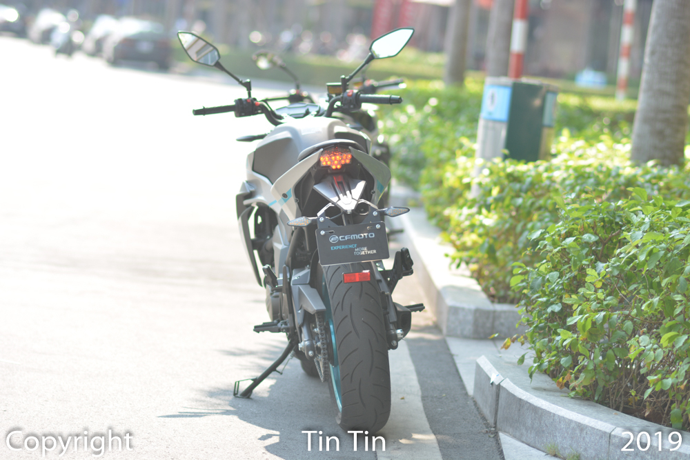 Nhìn diện mạo bên ngoài của CFMoto 650NK chúng ta có thể thấy thiết kế xe giống với KTM Duke. Điều này cũng chẳng có gì ngạc nhiên bởi mẫu naked bike Trung Quốc được đội thiết kế Kiska Design phát triển và họ đã từng làm việc với KTM.