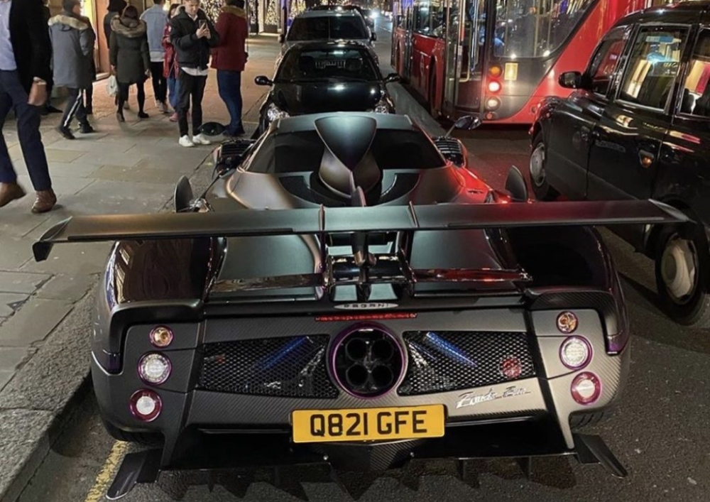 Hốc gió cỡ lớn bên hông cũng được làm bằng sợi carbon, ngoài ra, Pagani Zonda Zun còn có một muỗng gió trên nóc giống Cinque Roadster, chi tiết này nối liền với một vây gió sợi carbon khổng lồ phía sau. Đặc biệt, Pagani Zonda Zun sở hữu một cánh gió đuôi sợi carbon lớn hơn một chút so với hầu hết những chiếc Zonda khác trong dòng 760 Series. Hốc gió cỡ lớn bên hông cũng được làm bằng sợi carbon, ngoài ra, Pagani Zonda Zun còn có một muỗng gió trên nóc giống Cinque Roadster, chi tiết này nối liền với một vây gió sợi carbon khổng lồ phía sau. Đặc biệt, Pagani Zonda Zun sở hữu một cánh gió đuôi sợi carbon lớn hơn một chút so với hầu hết những chiếc Zonda khác trong dòng 760 Series.