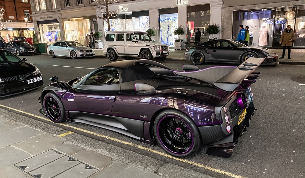 Pagani Zonda Zun thuộc bản mui trần có một không hai trên thế giới. Chiếc xe này có màu sơn tím rất nổi bật ở ngoại thất cùng với đó là sợi carbon đen bóng. Pagani Zonda Zun thuộc bản mui trần có một không hai trên thế giới. Chiếc xe này có màu sơn tím rất nổi bật ở ngoại thất cùng với đó là sợi carbon đen bóng.