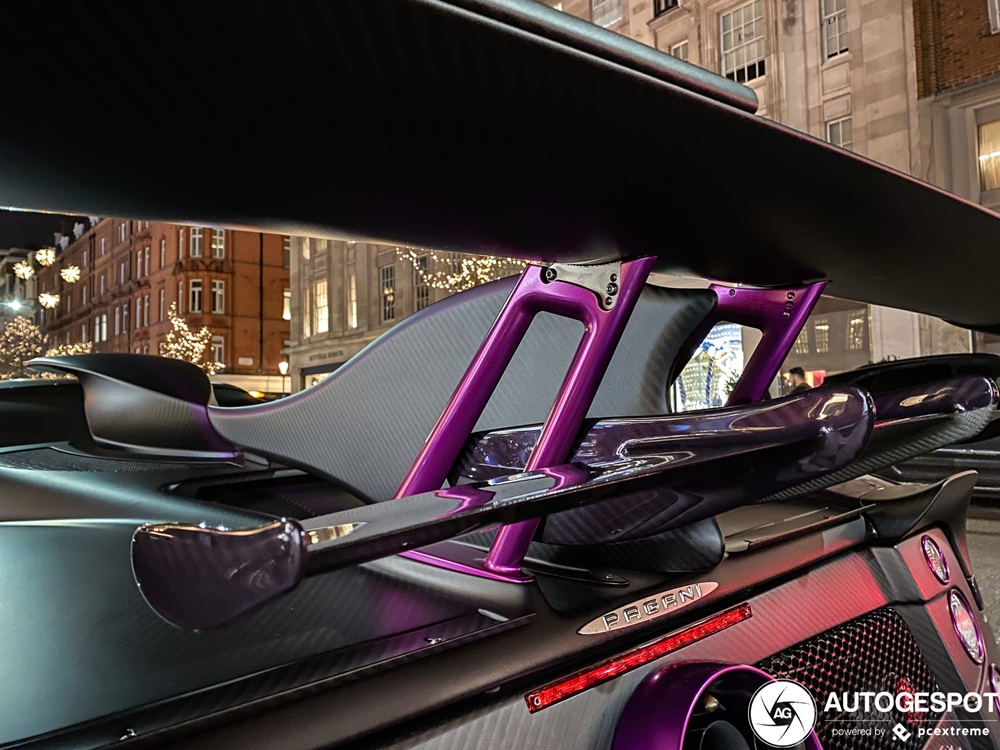 Chưa hết, chiếc Pagani Zonda Zun mui trần có một không hai trên thế giới còn có thêm một cánh gió nhỏ sơn màu tím đồng màu thân xe được đặt lồng bên dưới cánh gió to, tấm che ống xả và bộ khuếch tán cũng được sơn tím. Chưa hết, chiếc Pagani Zonda Zun mui trần có một không hai trên thế giới còn có thêm một cánh gió nhỏ sơn màu tím đồng màu thân xe được đặt lồng bên dưới cánh gió to, tấm che ống xả và bộ khuếch tán cũng được sơn tím.