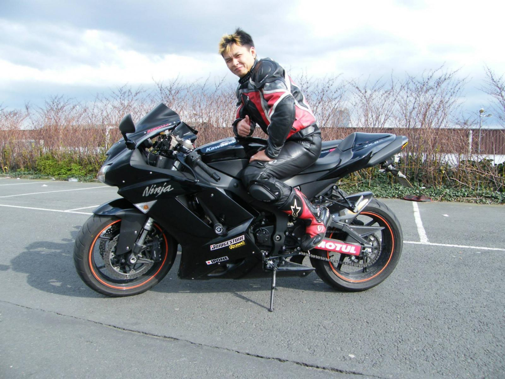 Trần Lân cùng chiếc Kawasaki Ninja ZX-6R thời còn sống tại Bỉ