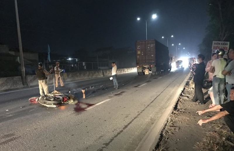 Lực lượng chức năng c&oacute; mặt tại hiện trường vụ tai nạn